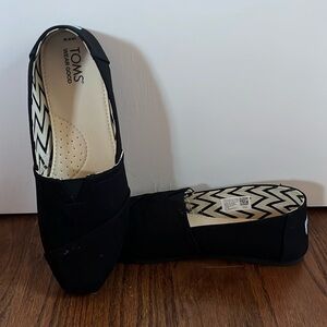 All black Tom’s Alpargata